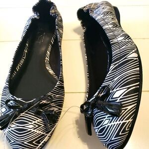 AT LOFT Blk & Wht Flats